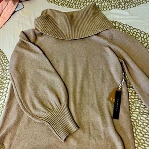Tahari gold & wheat colored cozy pullover sweater